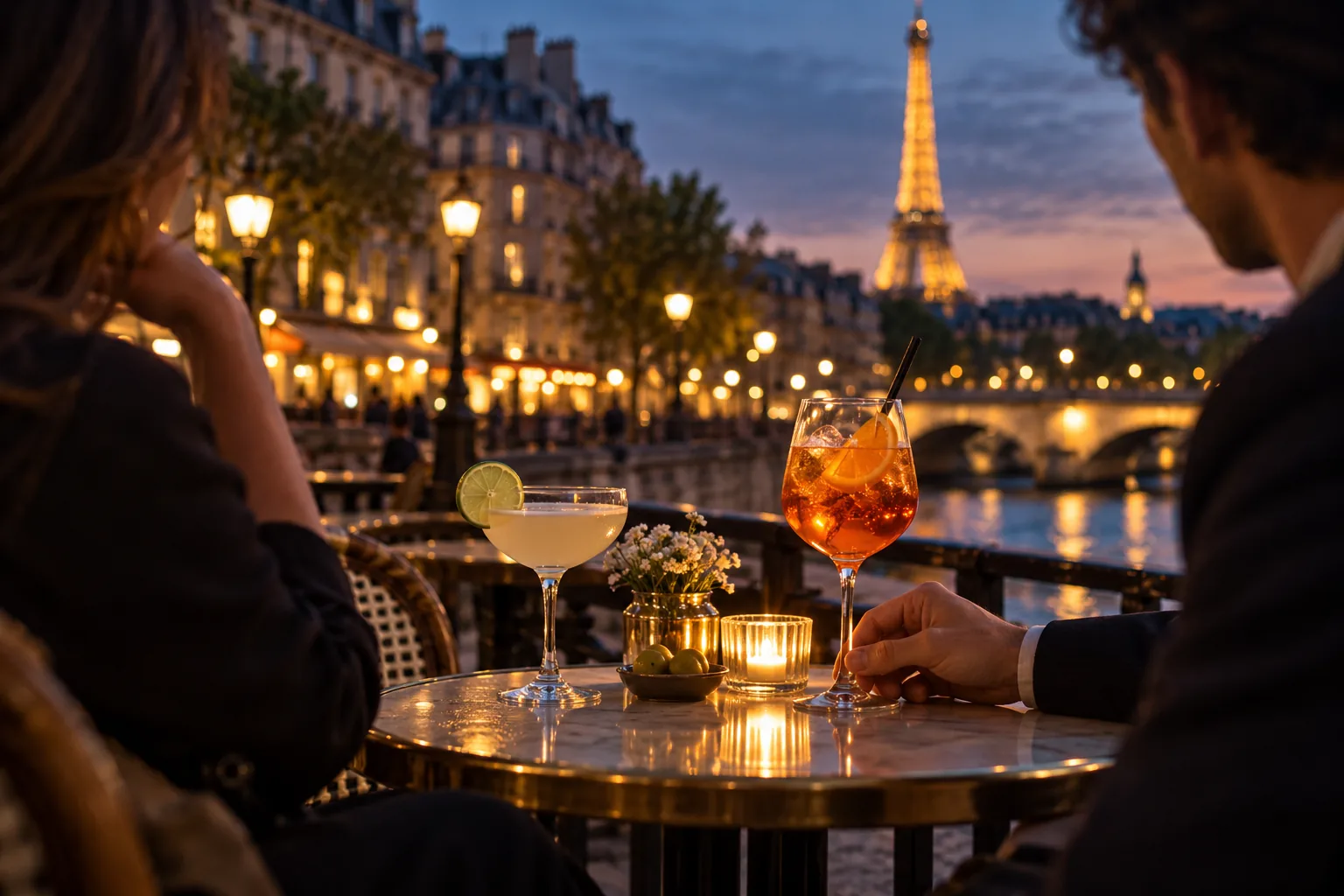Dos cócteles en una terraza de París al anochecer